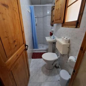 ein Bad mit einem WC und einem Waschbecken in der Unterkunft Three Apartment in Vittoriosa