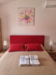 um quarto com uma cama com duas toalhas em Vila BonBon 3 em Biograd na Moru