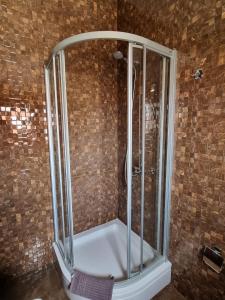 um chuveiro com uma caixa de vidro na casa de banho em Vila BonBon 3 em Biograd na Moru