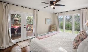 Posezení v ubytování Camellia House - 7 minutes to MCRD Parris Island Graduation Family Friendly, Beach Pass Included