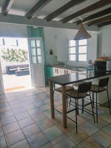 cocina con mesa y sillas en una habitación en Villa Chinija, en La Vegueta