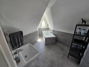 Μια τηλεόραση ή/και κέντρο ψυχαγωγίας στο Gemütliche Ferienwohnung, zentral gelegen +2 φωτογραφίες