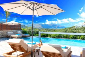 uma villa com uma piscina e um guarda-sol em Minoas Villas Heated Pool em Kournás