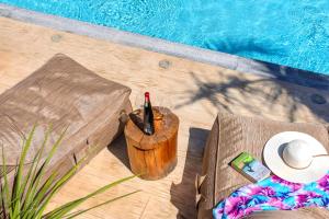uma garrafa de vinho num balde ao lado de uma piscina em Minoas Villas Heated Pool em Kournás