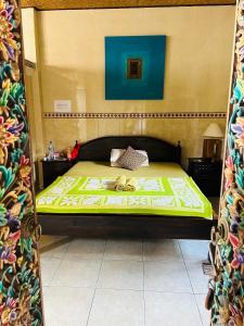 1 dormitorio con 1 cama con edredón verde en Pangkung House en Ubud