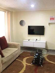 Televízia a/alebo spoločenská miestnosť v ubytovaní Summer Homes Bungoma