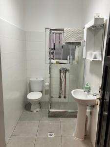 een badkamer met een toilet en een wastafel bij Habitación 1 Casona Ellauri in Montevideo