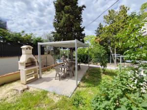 un rifugio per picnic con tavolo e griglia di Villa Paoletti Appartamento vacanze nel cuore di Gradara a Gradara