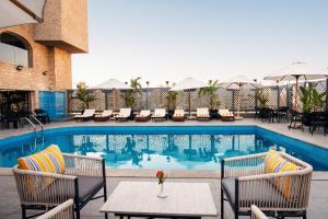 カイロにあるMarwa Palace Hotel Cairoのスイミングプール(椅子2脚、テーブル付)