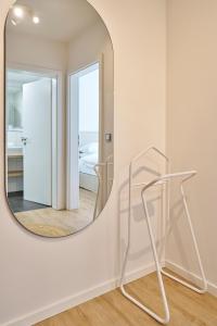 ノルダーナイにあるHaus am Nordstrandの椅子付きの部屋の壁に鏡