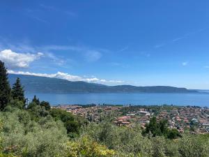- une vue sur la ville et une étendue d'eau dans l'établissement Villa Diamante del Garda & Spa, à Toscolano Maderno