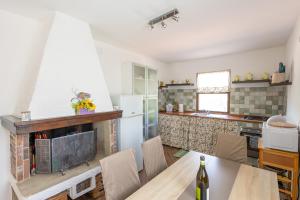 cocina con chimenea en el medio de una habitación en Speranza Apartment BBQ e Parcheggio Privato, en Valverde