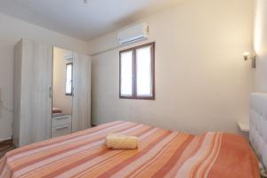 1 dormitorio con cama y ventana en Speranza Apartment BBQ e Parcheggio Privato, en Valverde