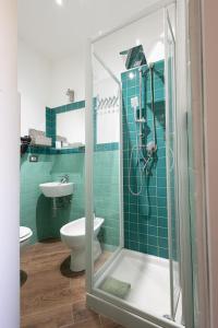 uma casa de banho com um chuveiro, um WC e um lavatório. em Speranza Apartment BBQ e Parcheggio Privato em Valverde