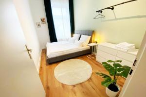 メンヒェングラートバッハにあるModernes City-Apartment in Mönchengladbachのソファとラグ付きの小さなリビングルーム