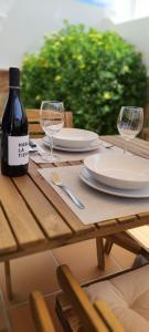 ein Holztisch mit zwei Gläsern Wein darauf in der Unterkunft Casa Remo in Playa Honda