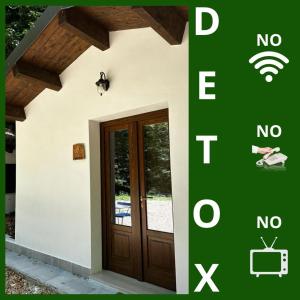 een huis met een deur en een bord zonder wifi bij Elda Hotel in Vico del Gargano
