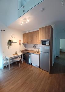 een keuken met een tafel en een aanrechtblad bij AL Encanto in Grândola