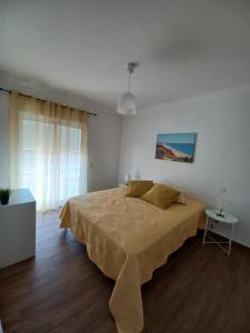 een slaapkamer met een groot bed en een raam bij AL Encanto in Grândola