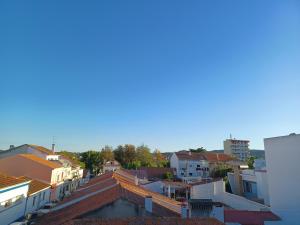een uitzicht op een stad vanaf het dak van een gebouw bij AL Encanto in Grândola +3 foto's
