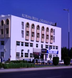un edificio blanco con un cartel encima en Al Massa Hotel, en Al Buraymī