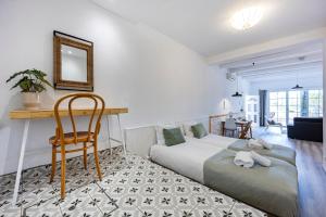 une chambre avec un lit, un bureau et une chaise dans l'établissement Quinta da Liberdade, à Luz 91 autres photos