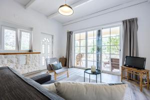 un salon avec un canapé et une télévision dans l'établissement Quinta da Liberdade, à Luz