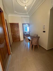 a dining room with a table and chairs at Appartement à Houma, proche Port Tanger Med in Dalia