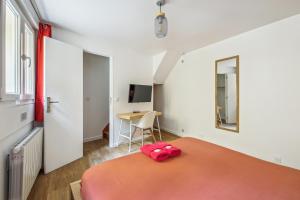 モントルイユにあるTop Appartement avec Wifi - Proche Paris & Métro - R6のベッドルーム1室(赤いオブジェクトのベッド1台付)