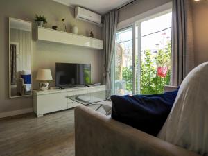 Televízia a/alebo spoločenská miestnosť v ubytovaní Pura Vida Apartment by Hello Homes Sitges