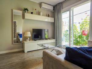 Televízia a/alebo spoločenská miestnosť v ubytovaní Pura Vida Apartment by Hello Homes Sitges