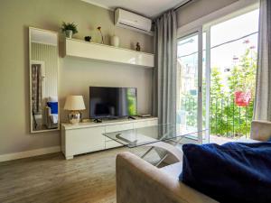 Televízia a/alebo spoločenská miestnosť v ubytovaní Pura Vida Apartment by Hello Homes Sitges