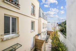 モントルイユにあるTop Appartement avec Wifi - Proche Paris & Métro - R6の窓のある二棟の間の路地