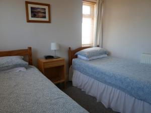 um quarto com 2 camas e uma janela em Fishermans Cottage em Portland