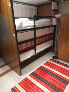 Un pat sau paturi într-o cameră la Sands Inn Hostel