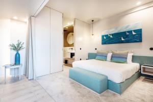 1 dormitorio con 1 cama grande y 1 sofá azul en Cascais Deluxe by Homing, en Cascais