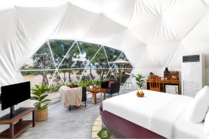 Pokój z białym namiotem ze stołem w obiekcie Bansaeo Garden and Resort w mieście Chiang Saen