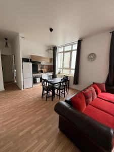 Imagen de la galería de Le 12 T2 cosy wifi parking gratuit st Victor, en Saint-Étienne 3 fotos más