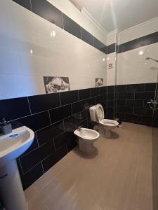 a bathroom with two toilets and a sink at Appartement à Houma, proche Port Tanger Med in Dalia