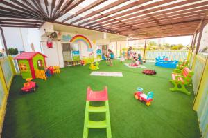 un parque infantil con muchos tipos diferentes de equipos de juego en Seaview stylish one bedroom apartment in Caesar Resort, Remus 83, en Perivolia tou Trikomou