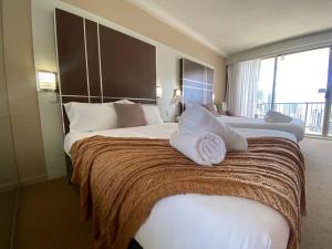 Ocean View studio in Mantra Free WI-FI客房内的一张或多张床位
