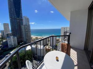 Ocean View studio in Mantra Free WI-FI的阳台或露台