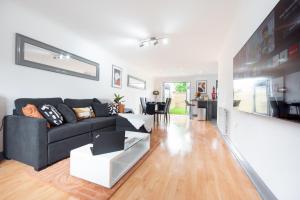 TV a/nebo společenská místnost v ubytování Colchester 3 Bedroom House, 2 Free Parking, Free WiFi, 5 mins from Station