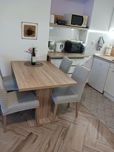 オパティヤにあるスタジオ ルナのキッチン(木製テーブル、椅子付)