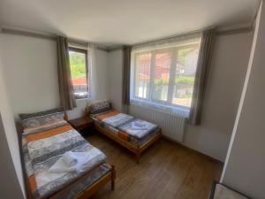 Kleines Zimmer mit 2 Betten und 2 Fenstern in der Unterkunft Анелия in Saparewa Banja