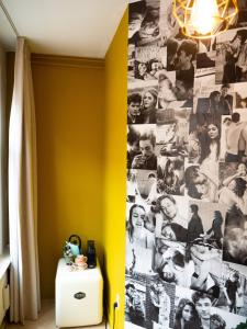 BnB 117 في أمستردام: غرفة بها جدار مع صور للناس