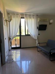 Habitación hospitalaria con cama y ventana en Fontane Bianche Guest Rooms, en Fontane Bianche