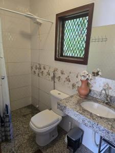 y baño con aseo y lavamanos. en Pousada Fazenda do Prata Ecoresort en Caratinga