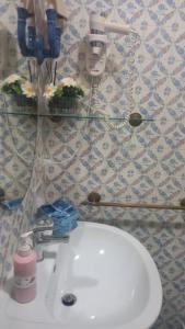 een badkamer met een witte wastafel in een kamer bij Sea Horse in Lido di Camaiore