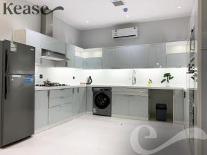 uma cozinha branca com um frigorífico e uma máquina de lavar louça em Kease Tawun A5-2 Royal touch Terrace XZ48 em Riyadh